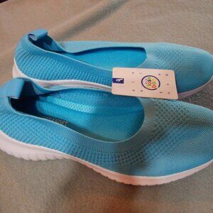 Lancrop Women's Baby Blue Knit sneaker- slip on size 9.5 NIB